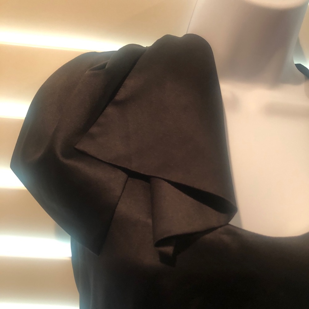 📌Vera Wang black dress.